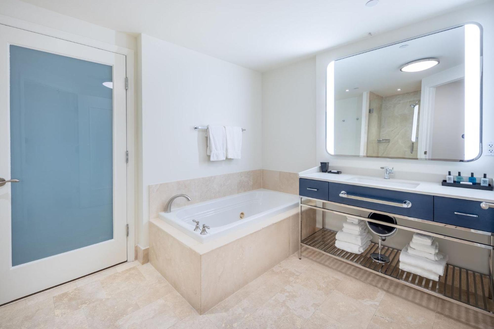 Fontainebleau Ocean View Fits 6! 1 Bed/2 Ba Miami Beach