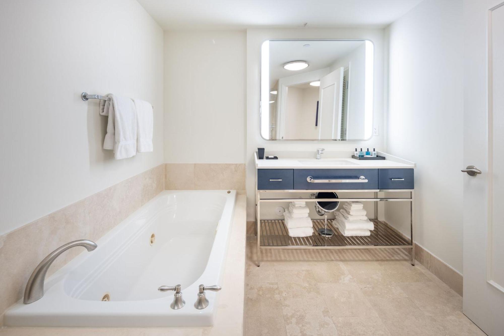 Fontainebleau Ocean View Fits 6! 1 Bed/2 Ba * Miami Beach