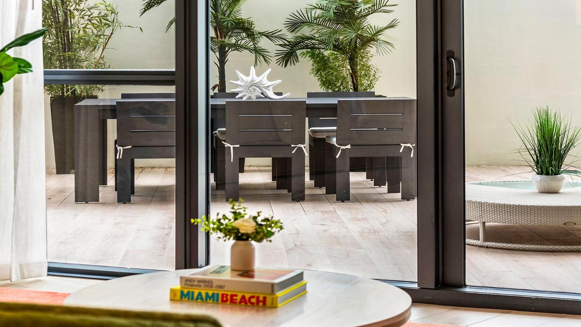 Private At W South - 711 Apartment