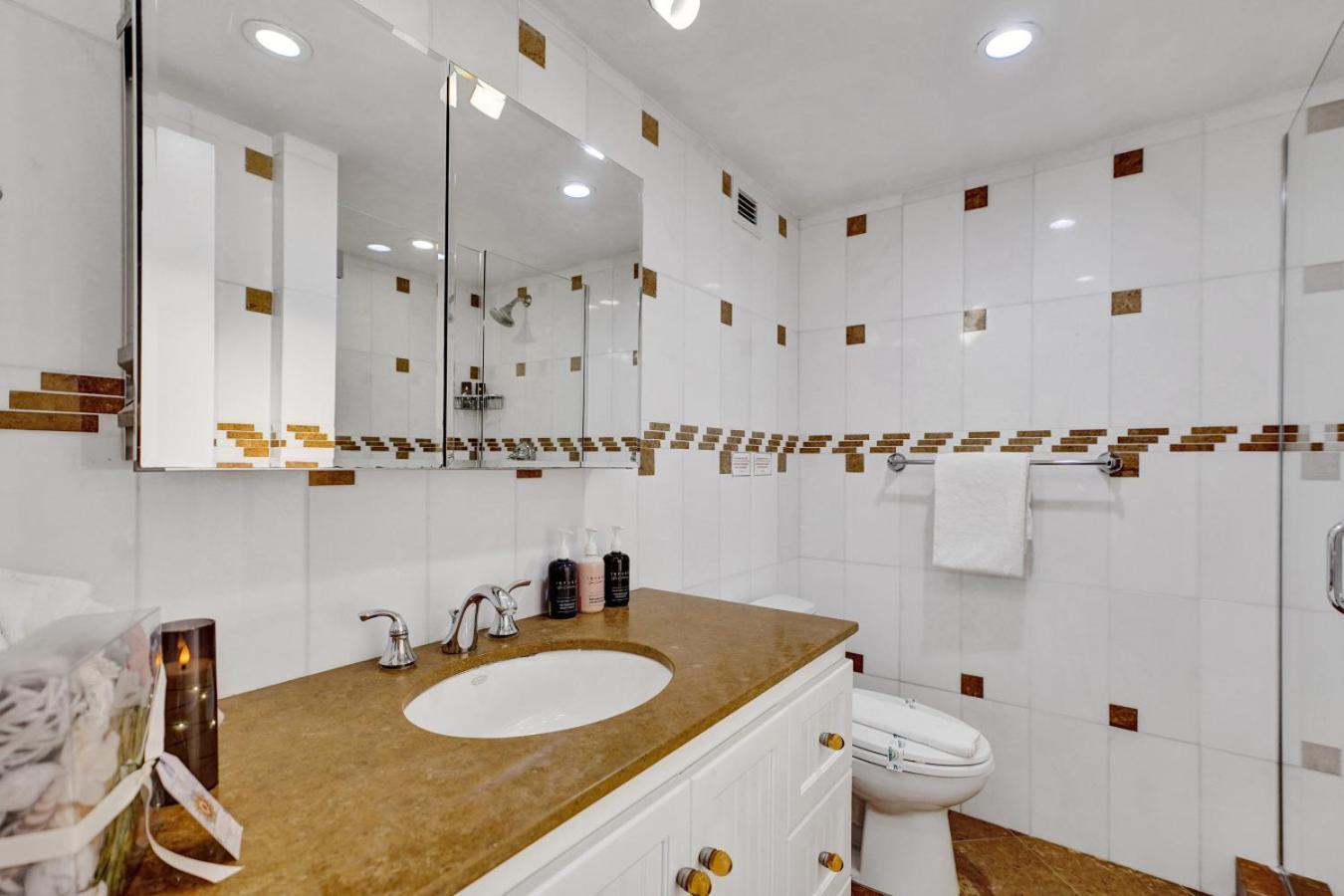 Classic Amenities Steps From The With Gym And Pool 1208