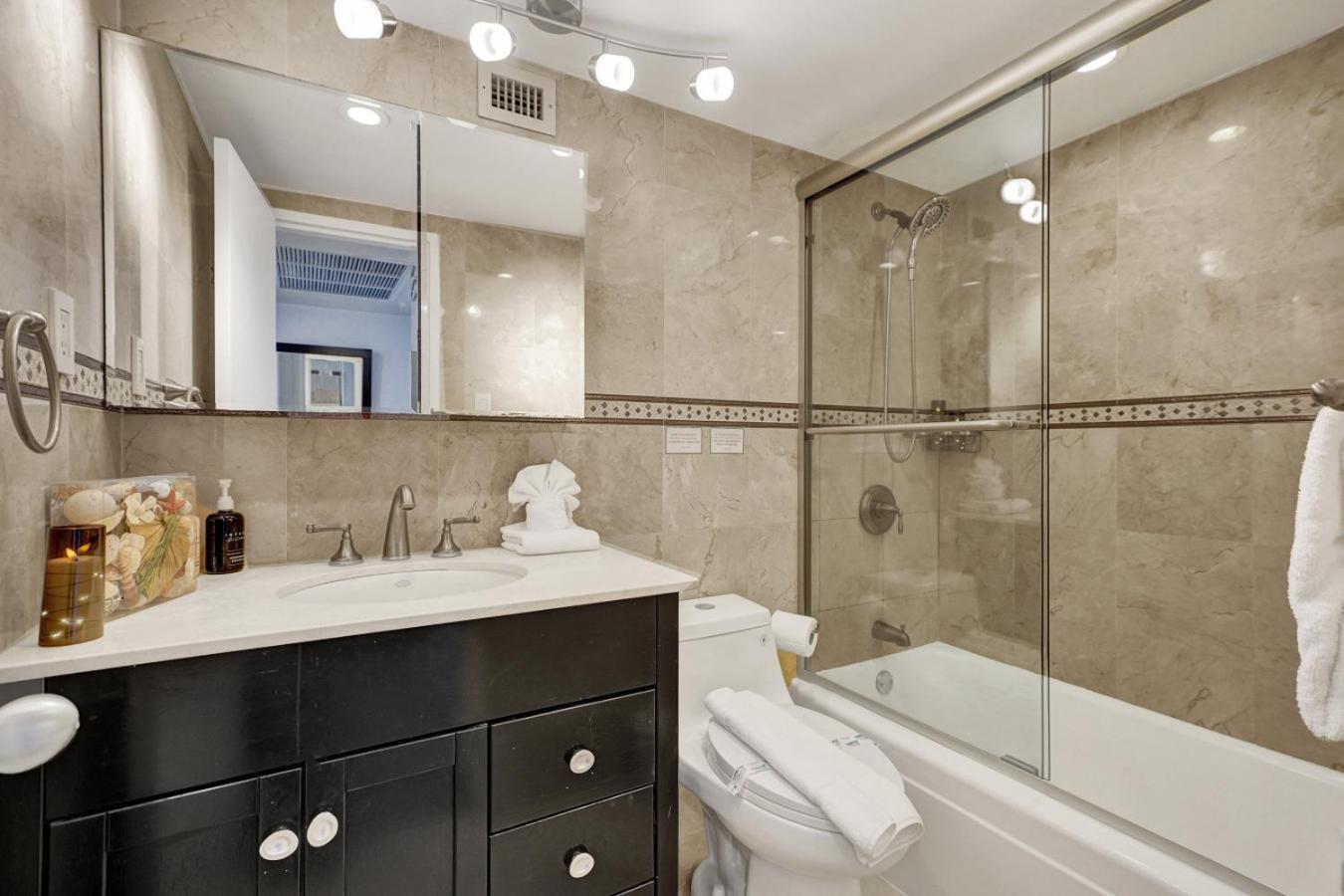 Classic Amenities Steps From The With Gym And Pool 1208 Apartment *