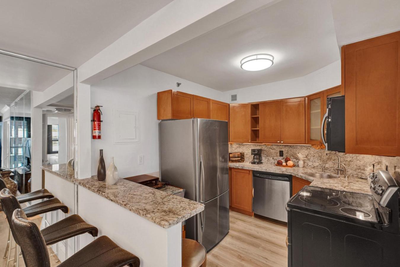 Apartment Classic Amenities Steps From The With Gym And Pool 1208 Miami Beach