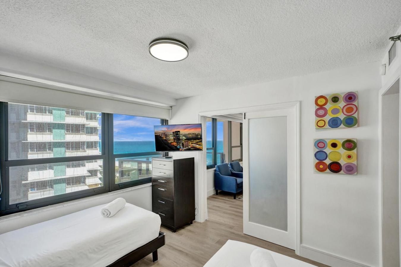 Classic Amenities Steps From The With Gym And Pool 1208 *