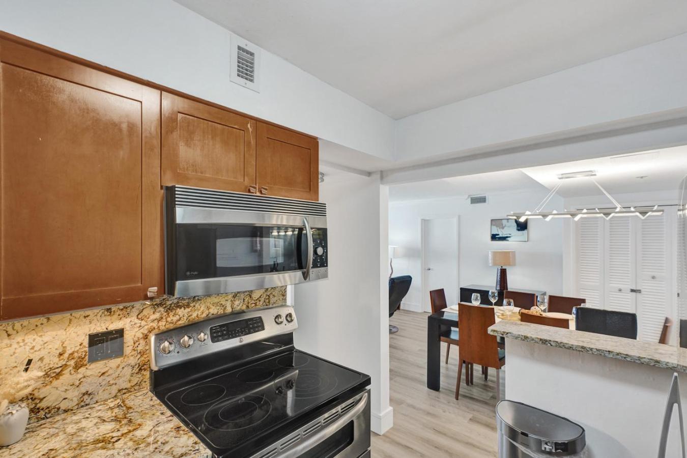 Classic Amenities Steps From The With Gym And Pool 1208 Apartment