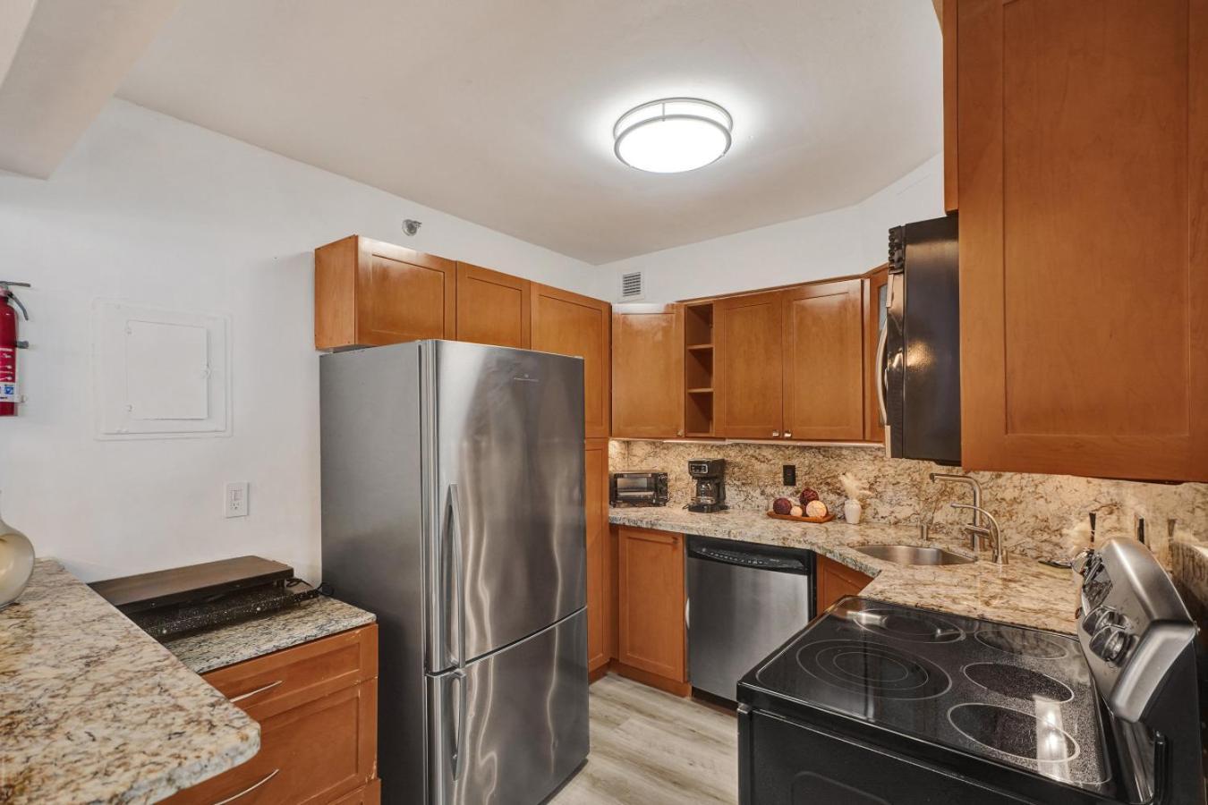 Classic Amenities Steps From The With Gym And Pool 1208 Apartment *