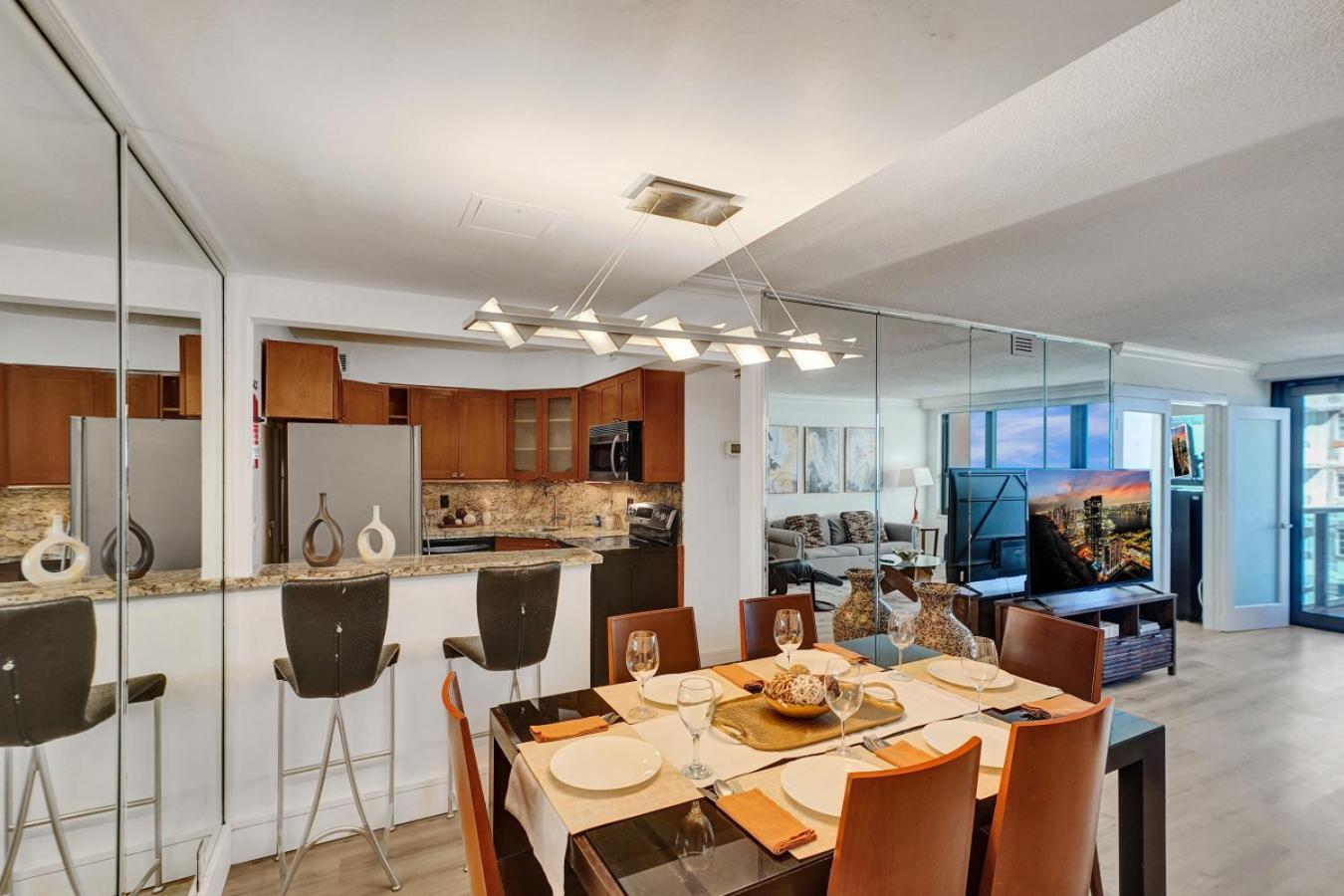 Apartment Classic Amenities Steps From The With Gym And Pool 1208 *