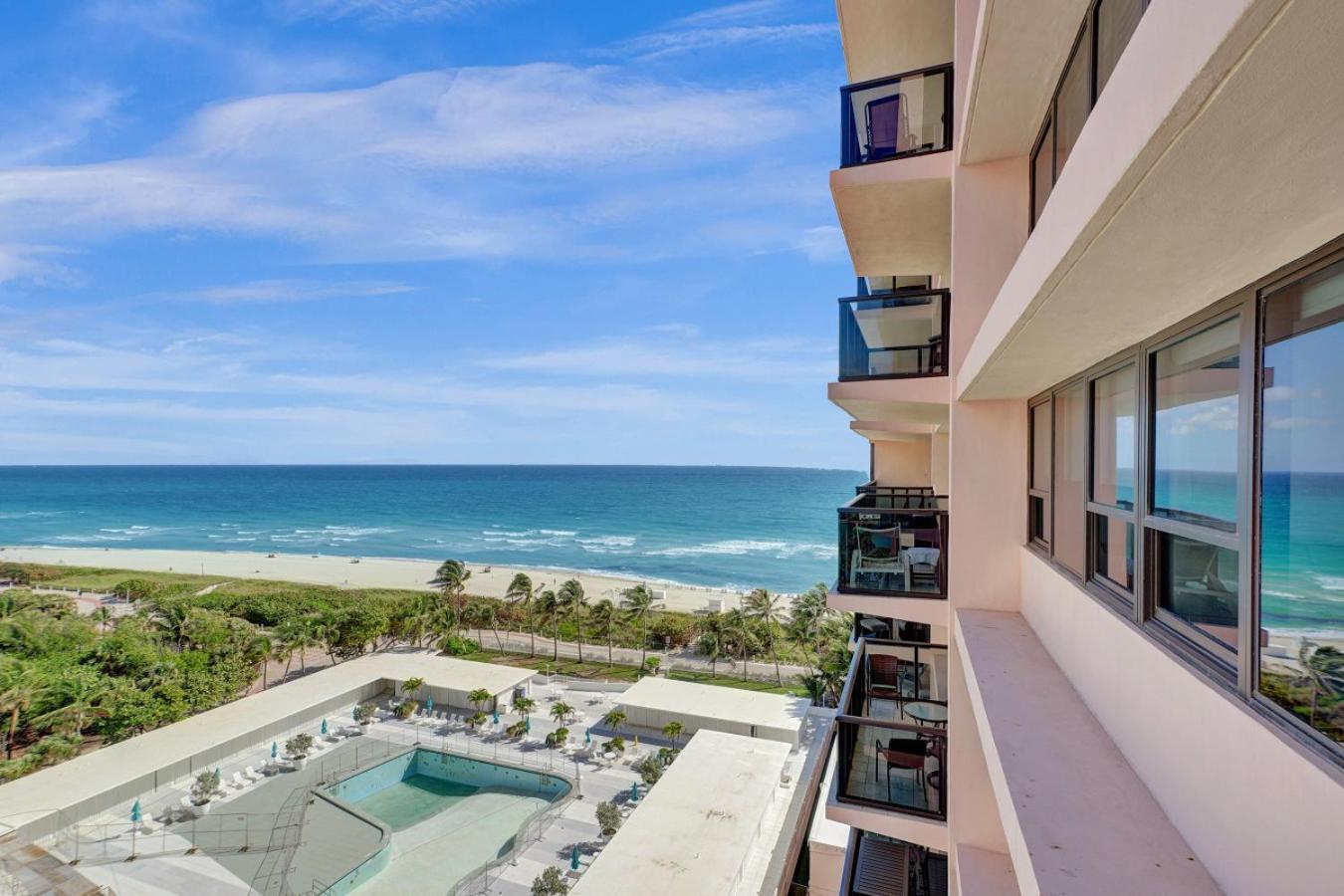 Classic Amenities Steps From The With Gym And Pool 1208 Apartment *