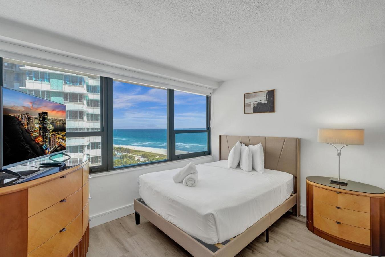 Classic Amenities Steps From The With Gym And Pool 1208 *