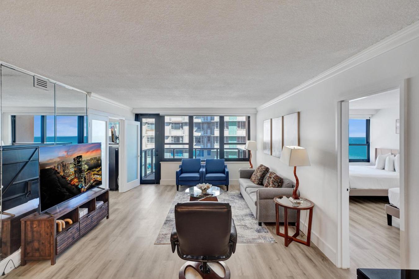 Classic Amenities Steps From The With Gym And Pool 1208 Apartment