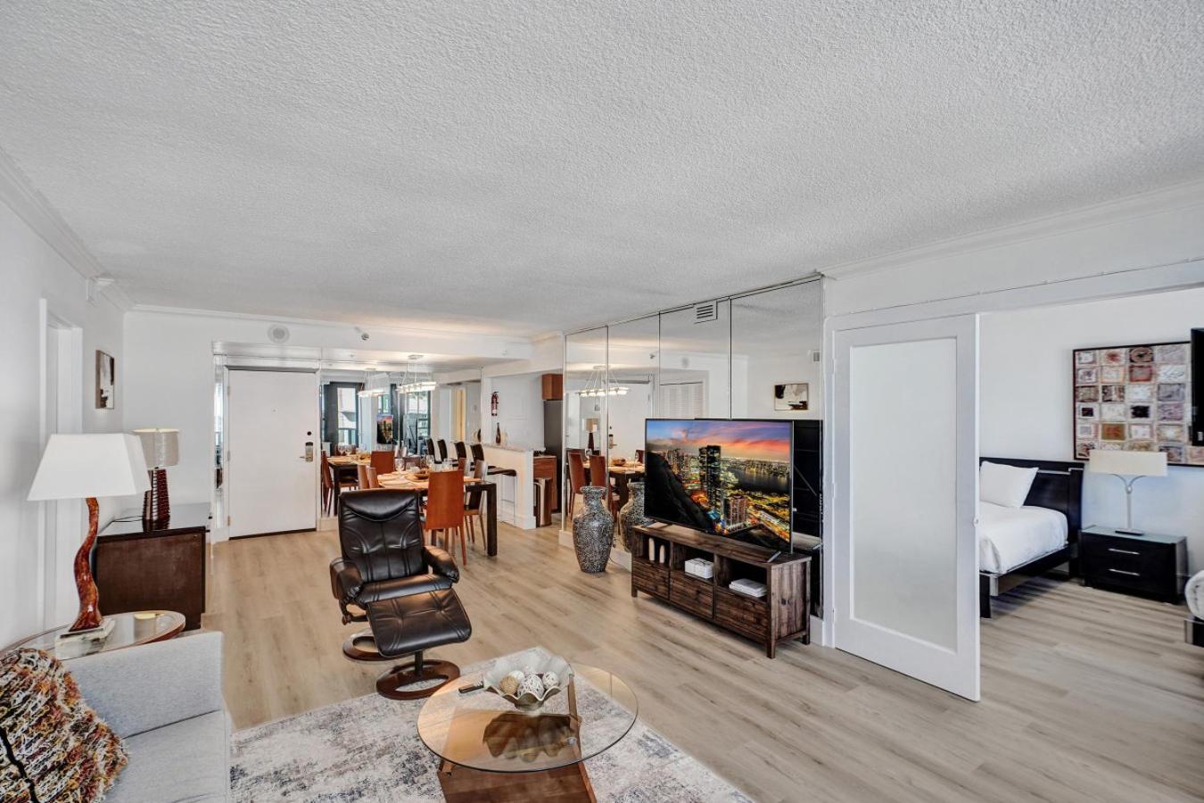 Apartment Classic Amenities Steps From The With Gym And Pool 1208