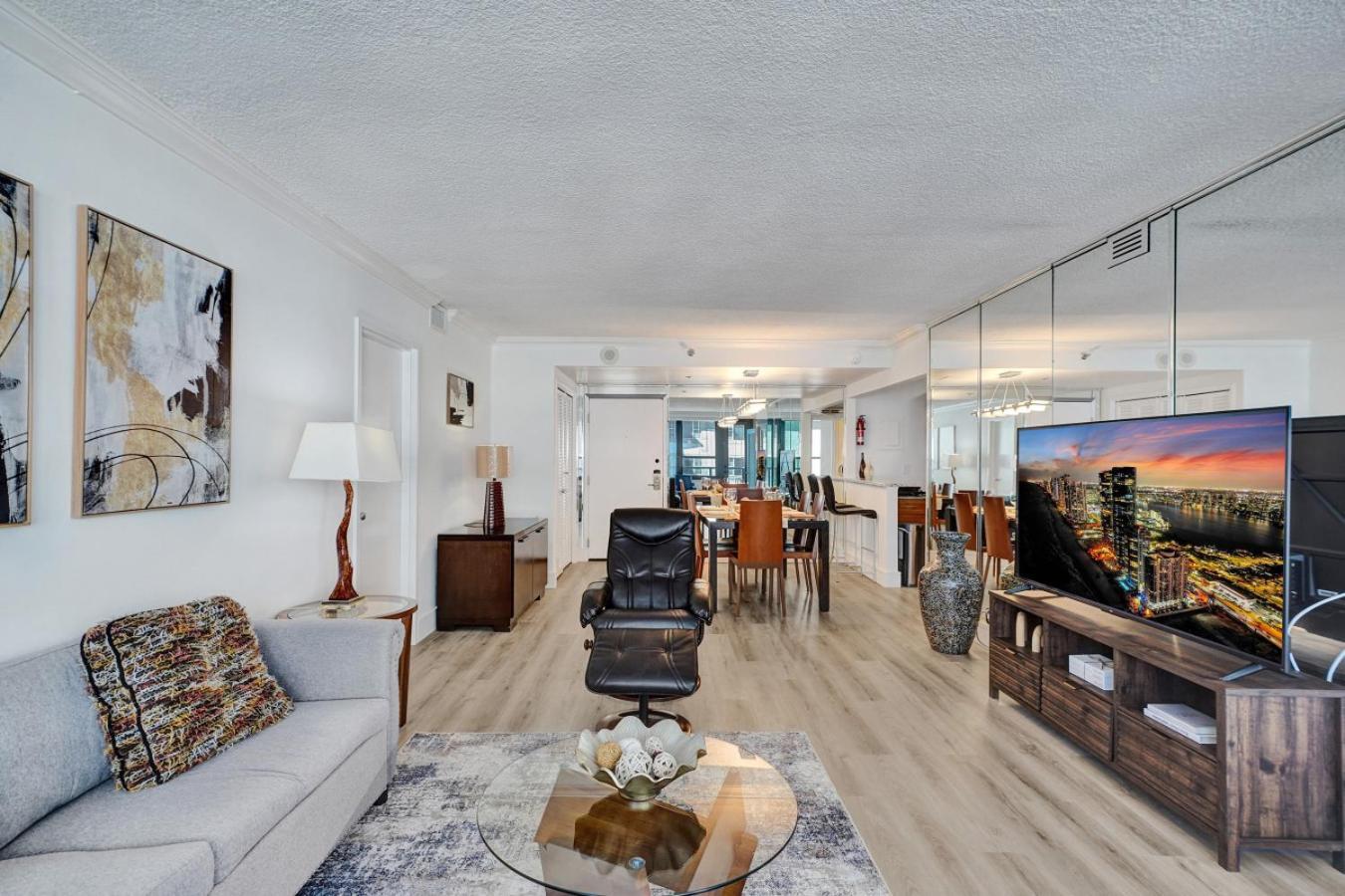Classic Amenities Steps From The With Gym And Pool 1208 Apartment