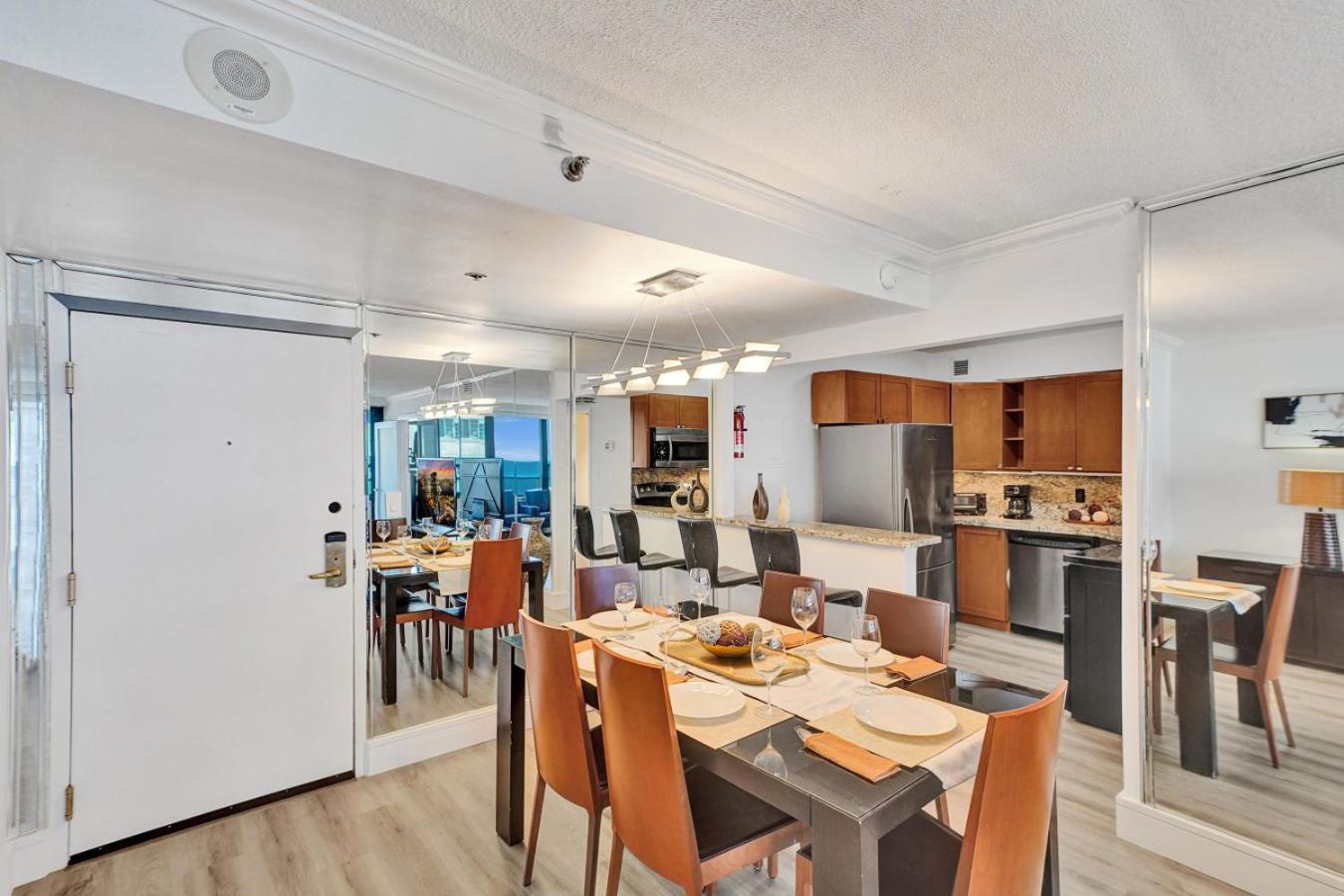 Classic Amenities Steps From The With Gym And Pool 1208 Apartment *