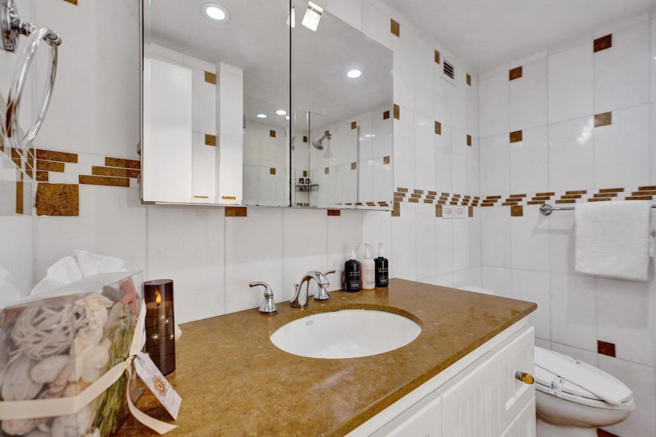 Apartment Classic Amenities Steps From The With Gym And Pool 1208 Miami Beach