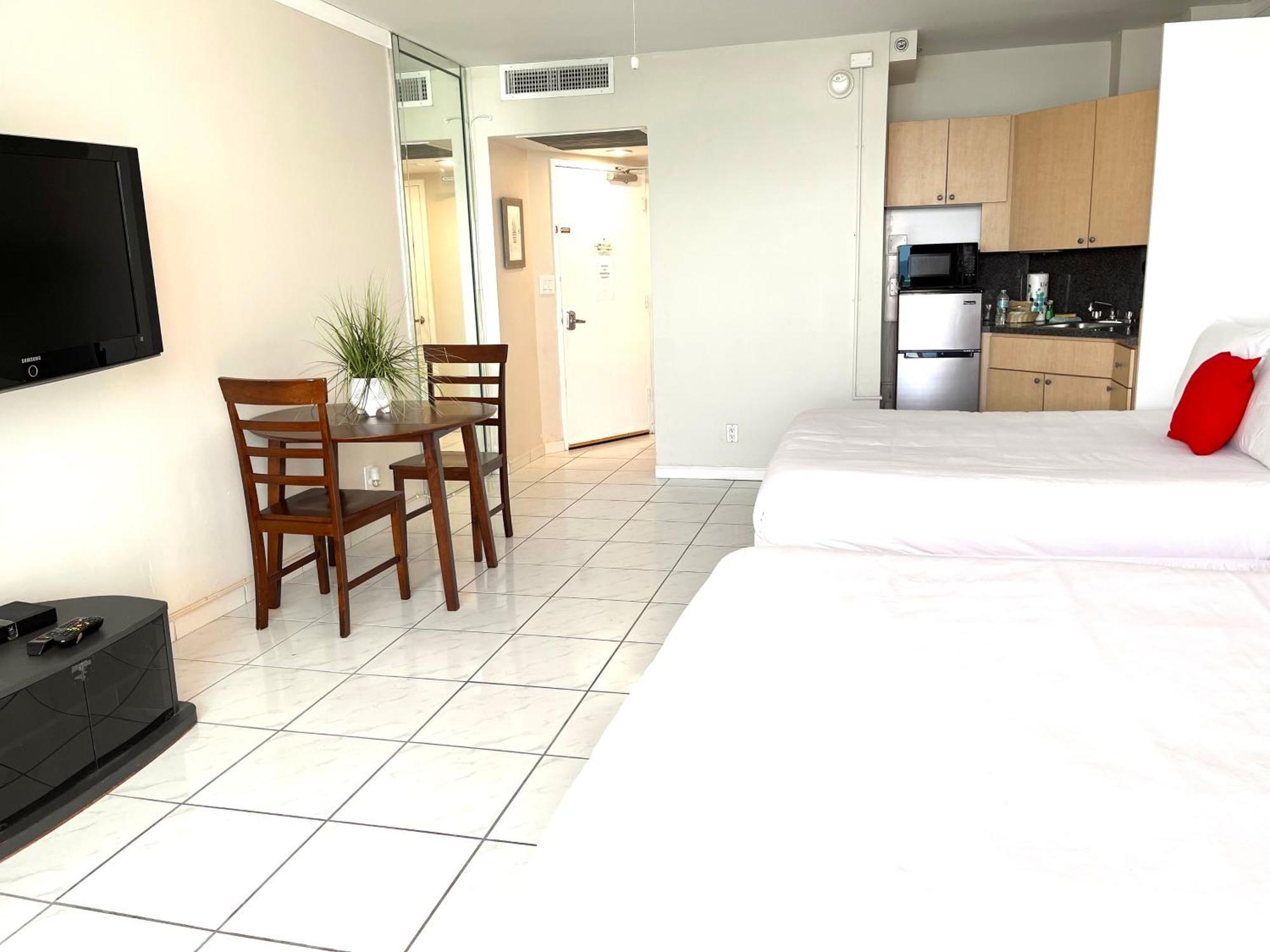 Castle 1527 Balcony Direct Access, Pool, Tennis, Free Parking * Miami Beach