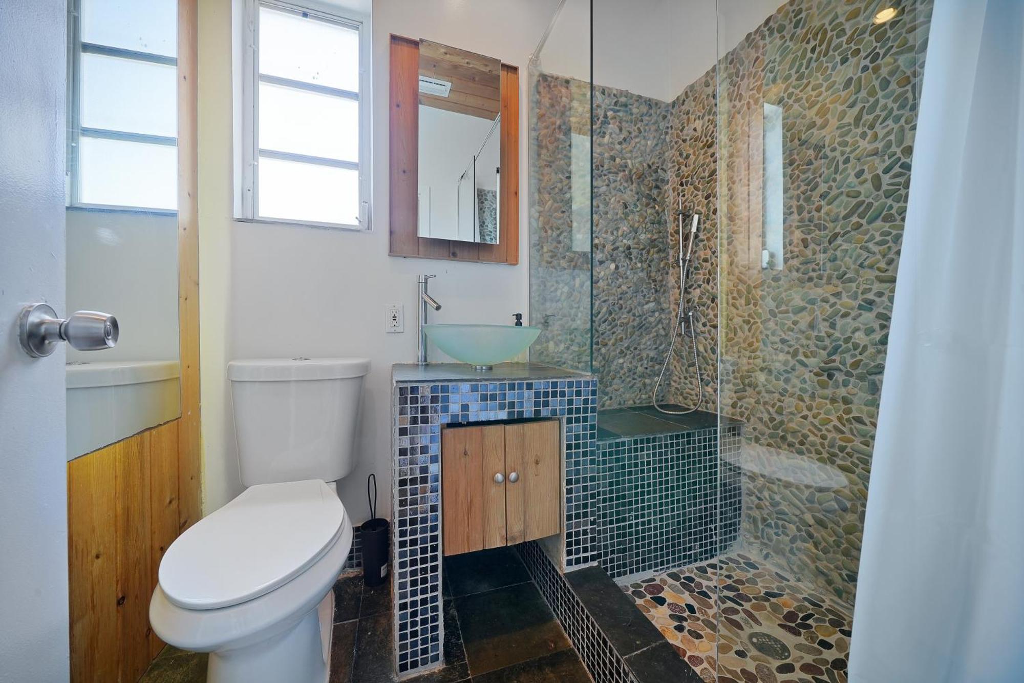 Big Beautiful South Loft Sleeps 8 Near Ocean