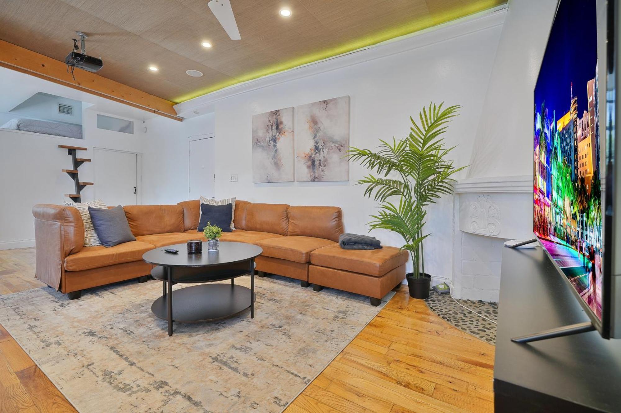 Big Beautiful South Loft Sleeps 8 Near Ocean Apartment *