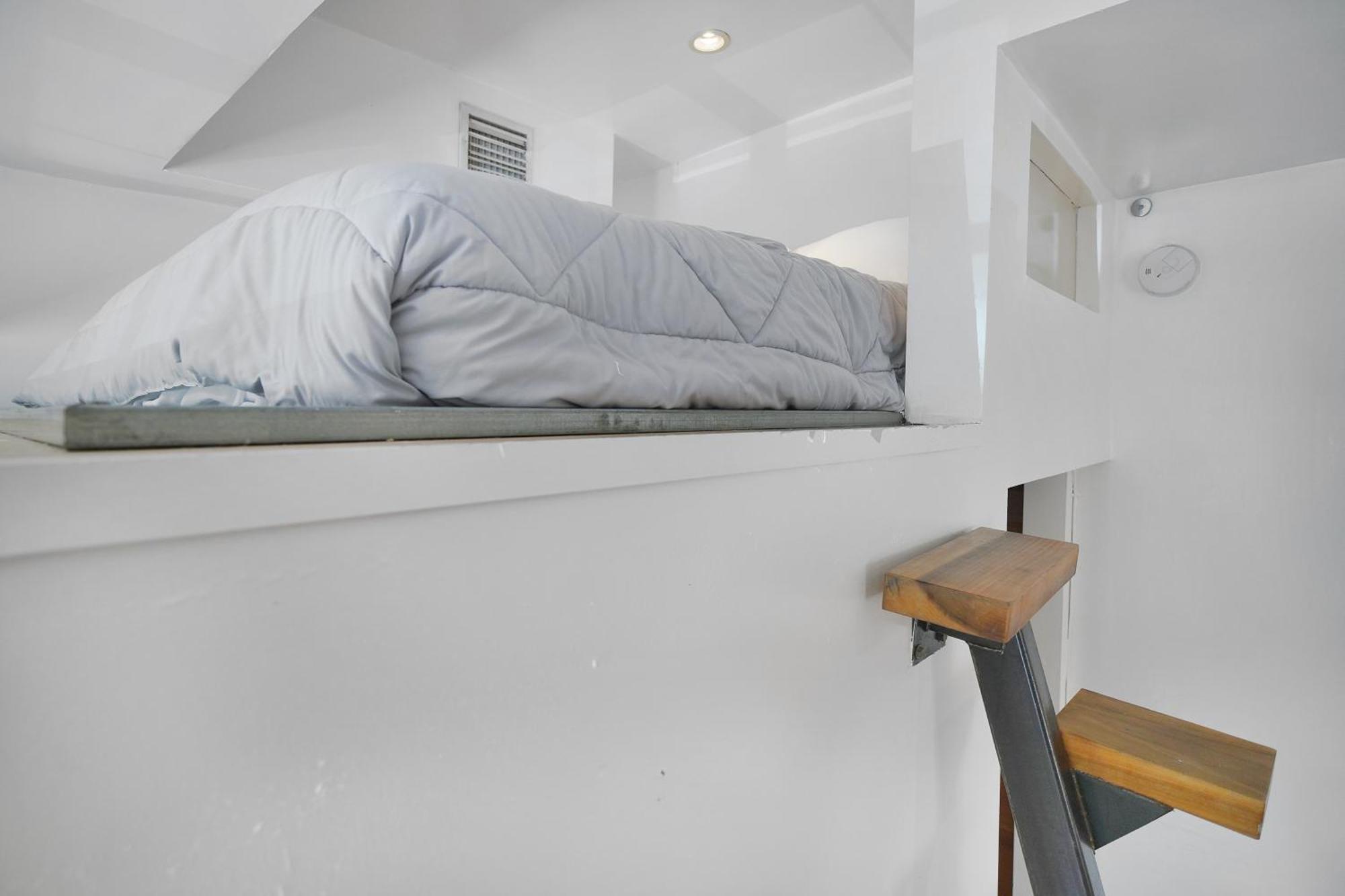 Big Beautiful South Loft Sleeps 8 Near Ocean Apartment *