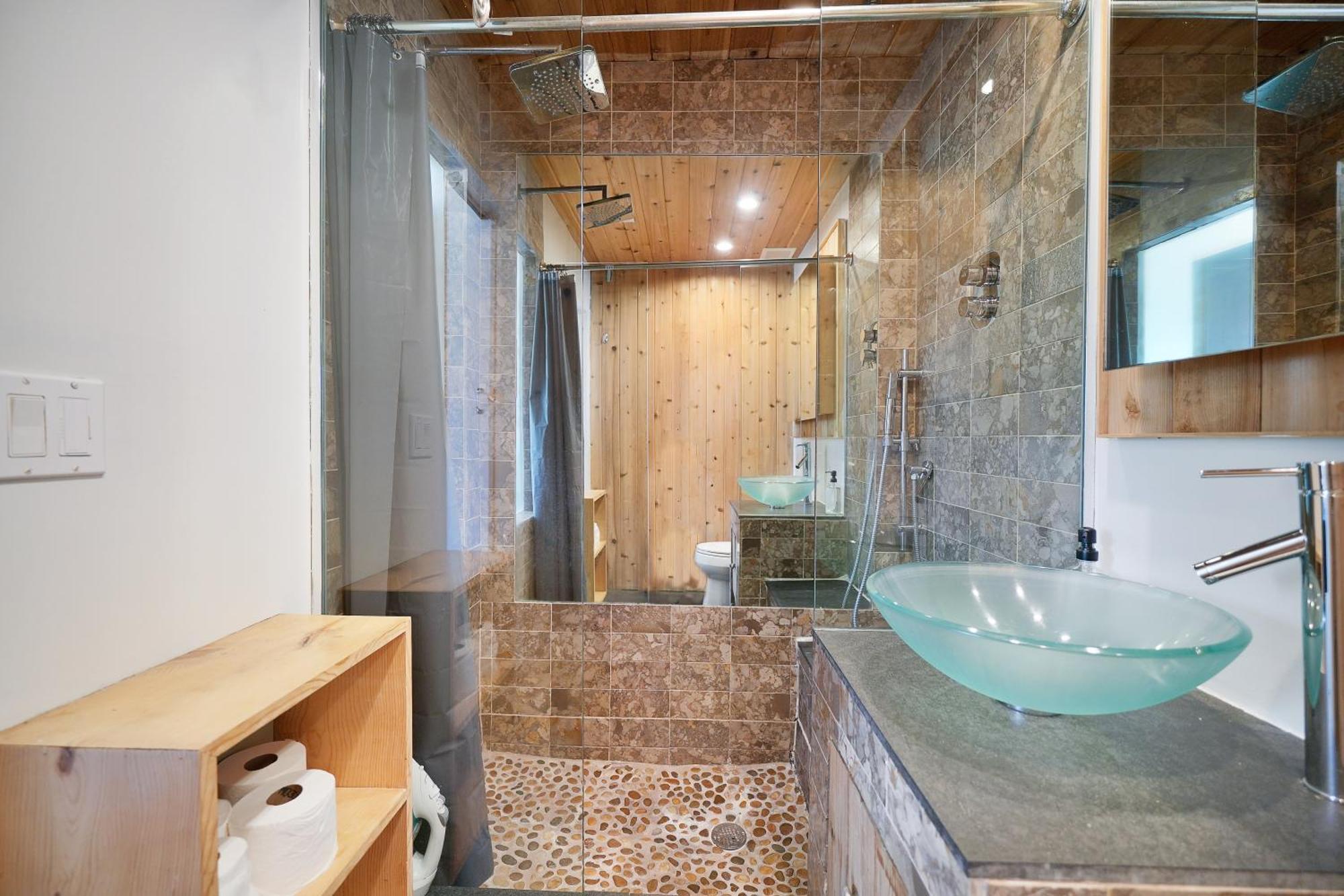 Big Beautiful South Loft Sleeps 8 Near Ocean *