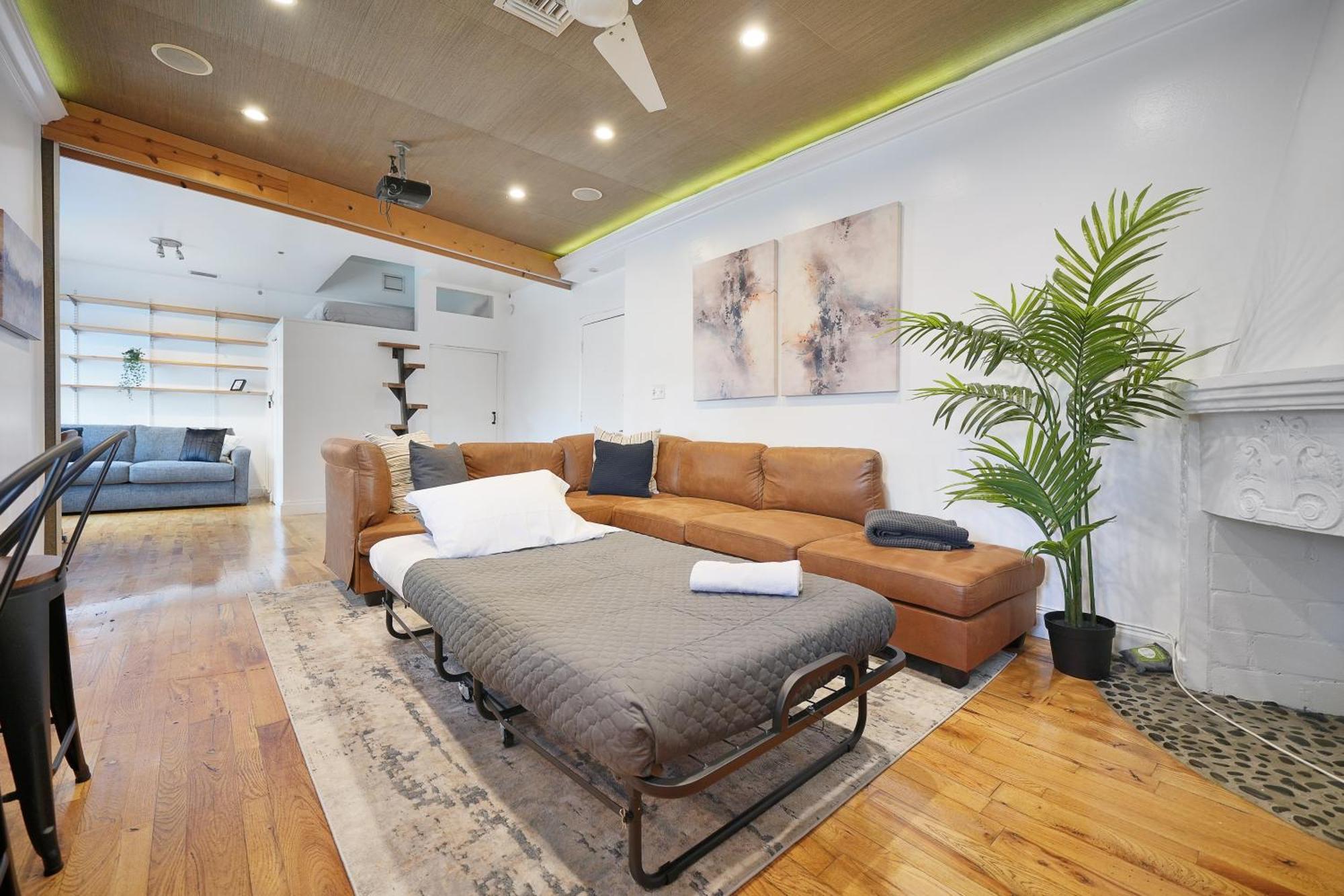 Big Beautiful South Loft Sleeps 8 Near Ocean