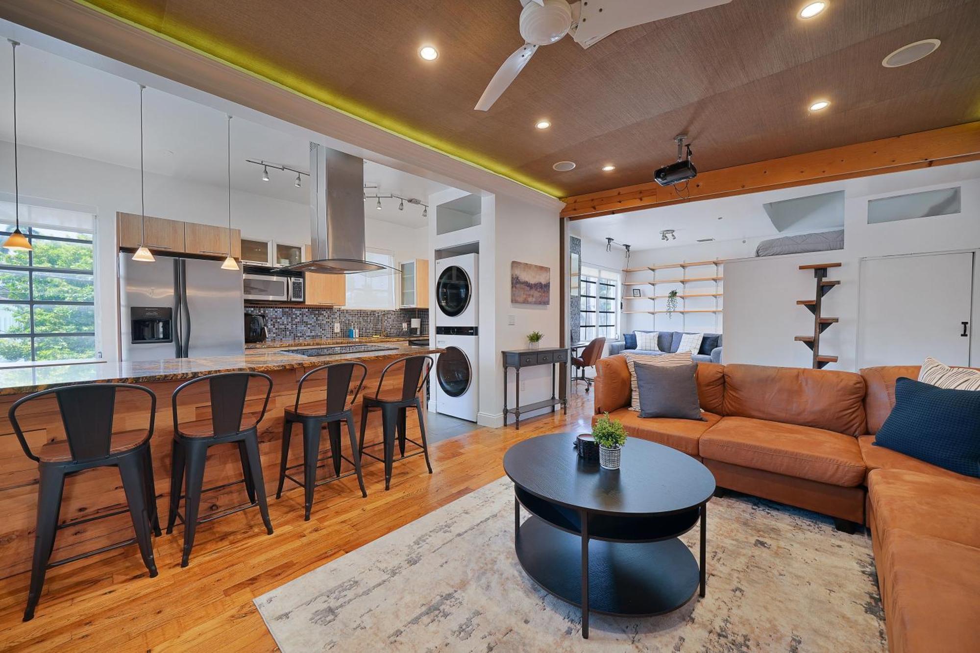 Big Beautiful South Loft Sleeps 8 Near Ocean Apartment *