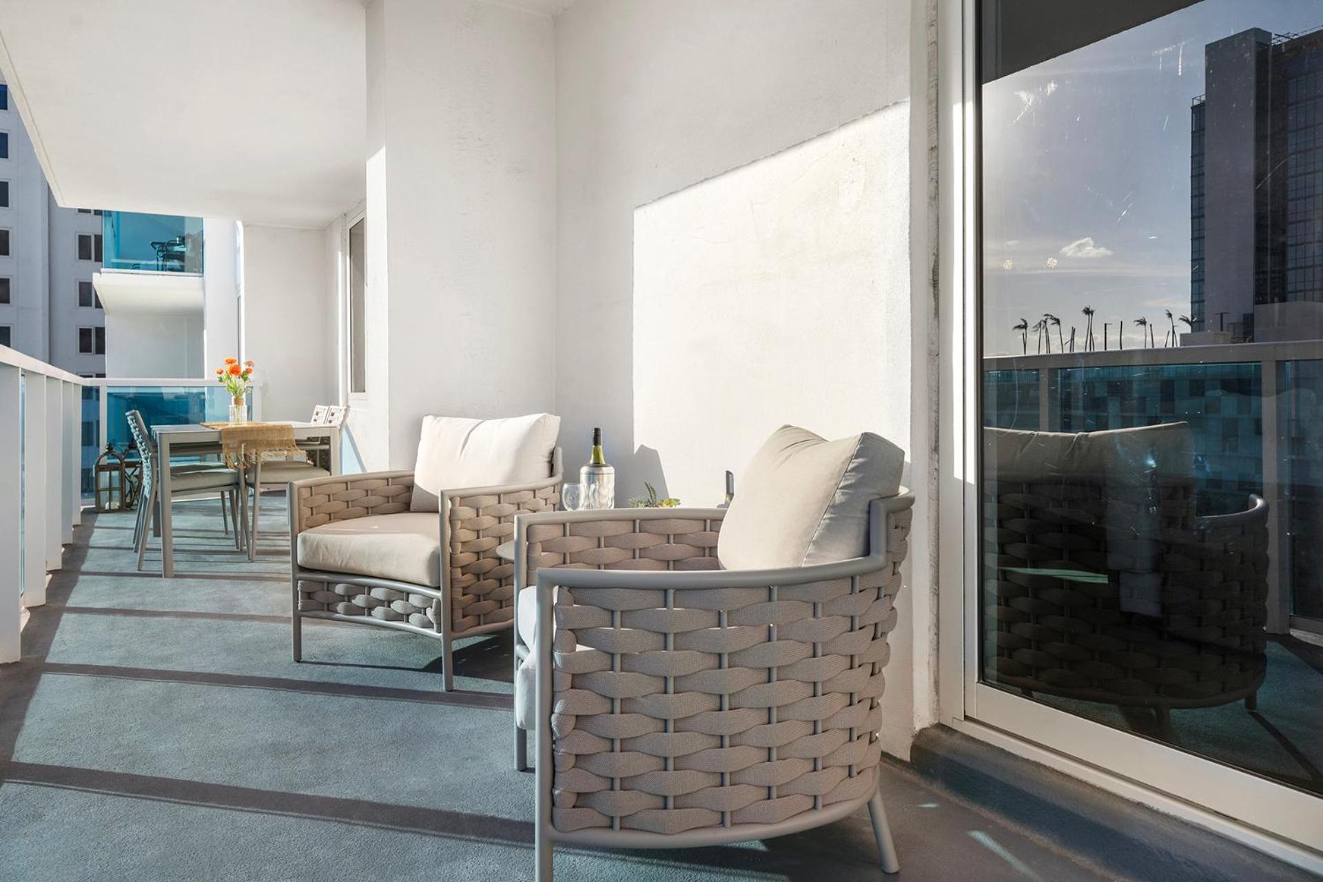 Apartment 3 Bedroom Den Private At Roney Palace -6078
