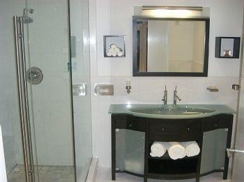 Ocean Five Apartment *