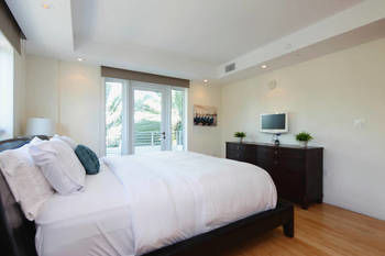 Ocean Five Apartment *