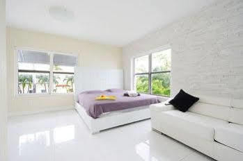 Lincoln Road Apartment *