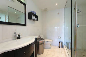 Ocean Five Apartment *