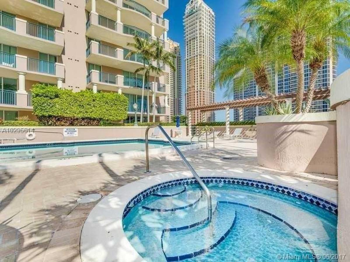 Beautiful Asian Retreat 2bd 2bth Min To
