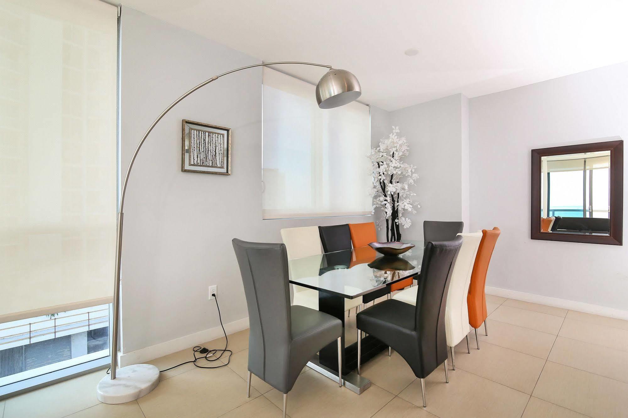 Pelican Furnished In Monte Carlo Miami Hotel