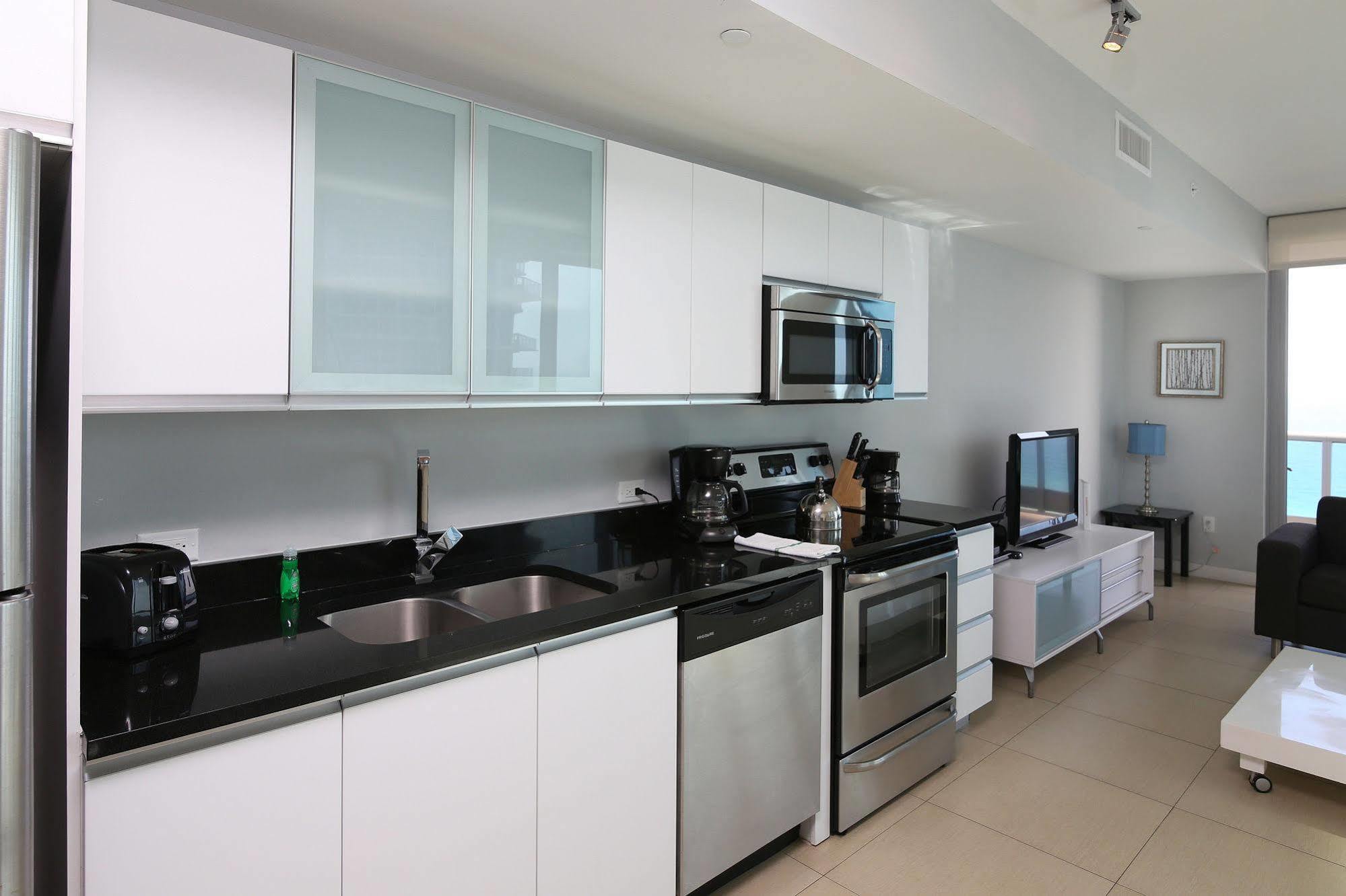 Hotel Pelican Furnished In Monte Carlo Miami 4*
