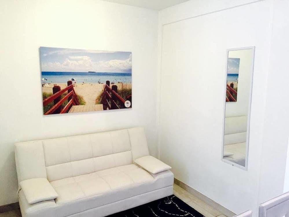 Lincoln Road Apartment *