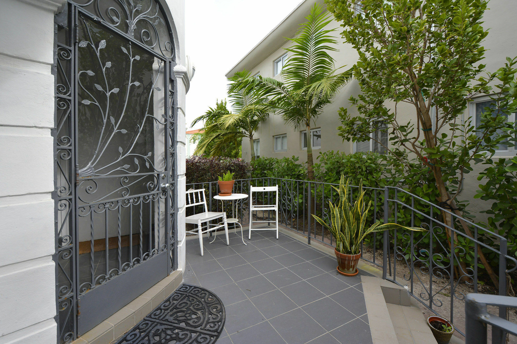 Art Deco Lincoln Apartment *