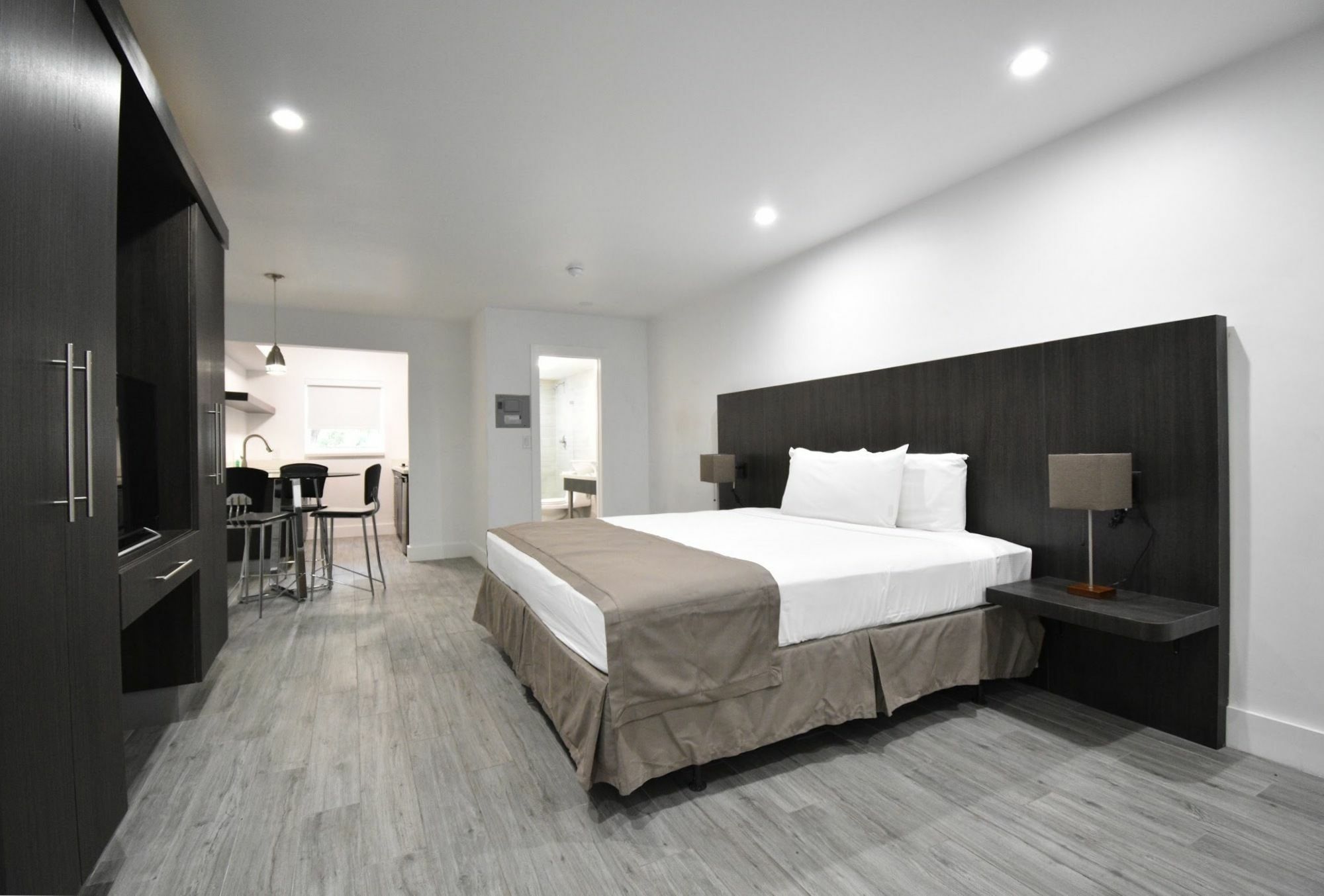 Harding Apartment *