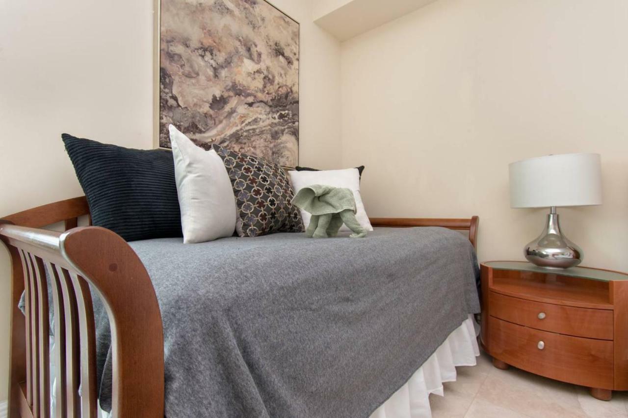 Stylish Modern 2bd/2bth Apt. Min To *