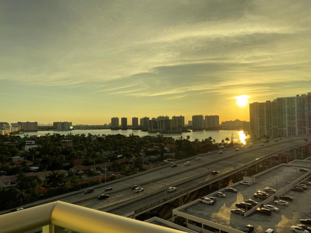 Sunny Isles 14th Floor Intracoastal View!! Miami Beach
