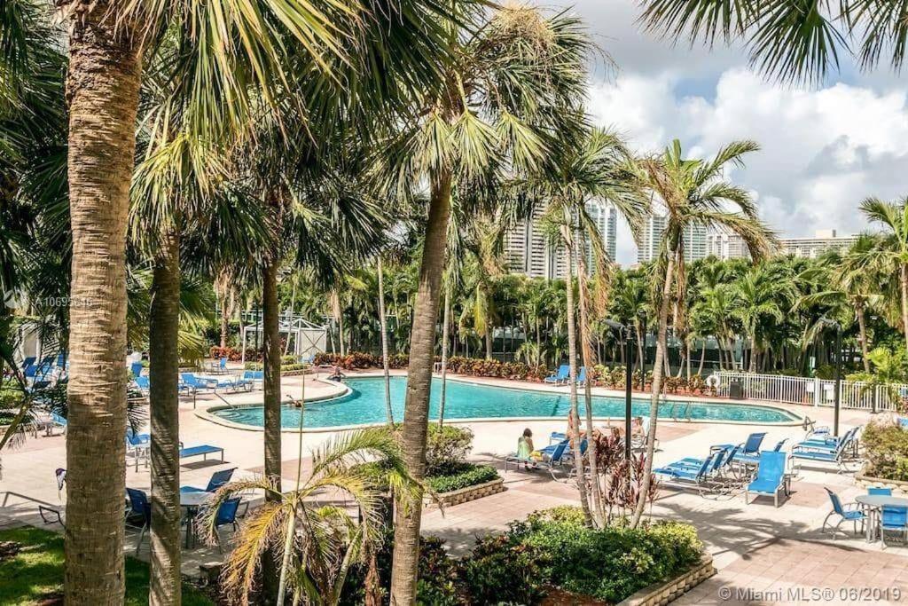 Sunny Isles 14th Floor Intracoastal View!! Miami Beach