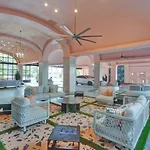 Beautiful Oceanside Retreat With Beach Service 1606