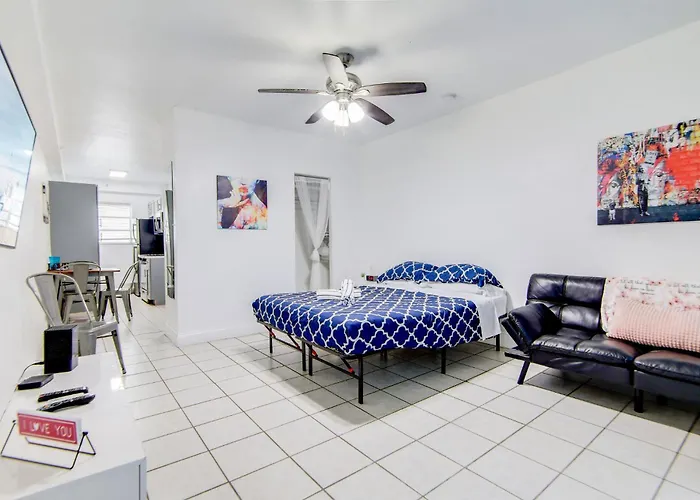 Steps 2 Beach, Prime Ocean Dr Condo W/2 Queen Beds