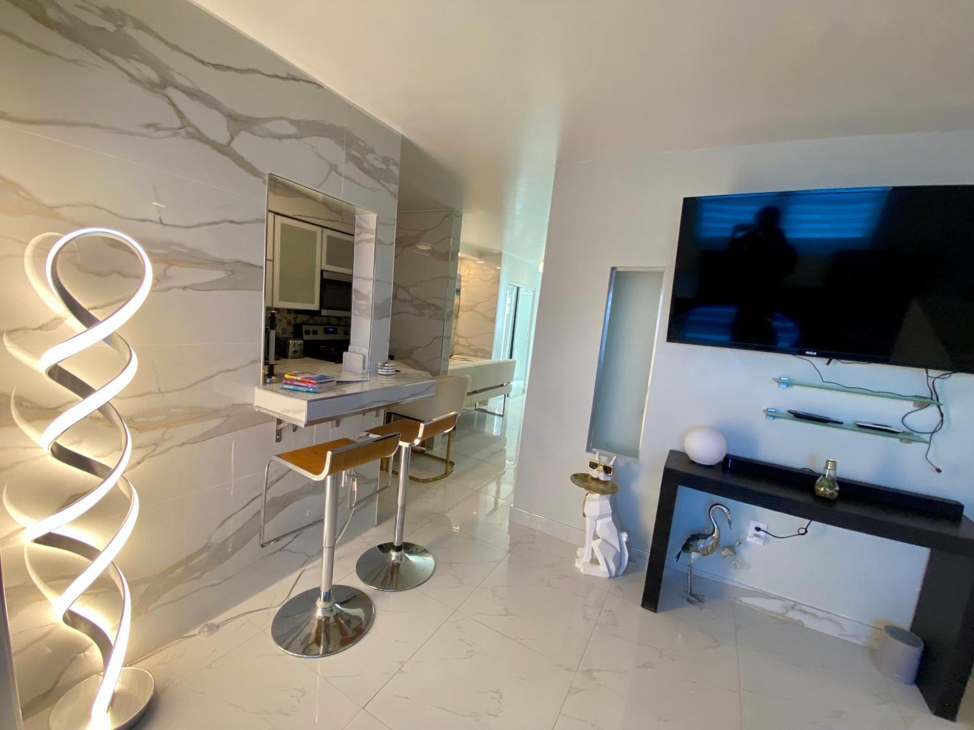 Apartment Luxurious Remodeled Direct Waterfront With Miami Skyline View And Outdoor Terrace Free Parking 5min Drive To Miami *