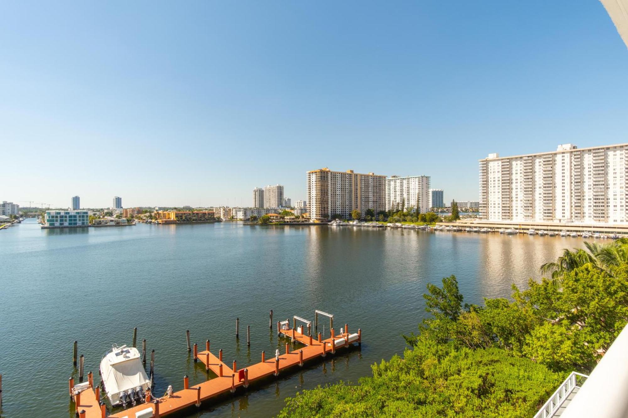 Golden Bay 77 * Miami Beach
