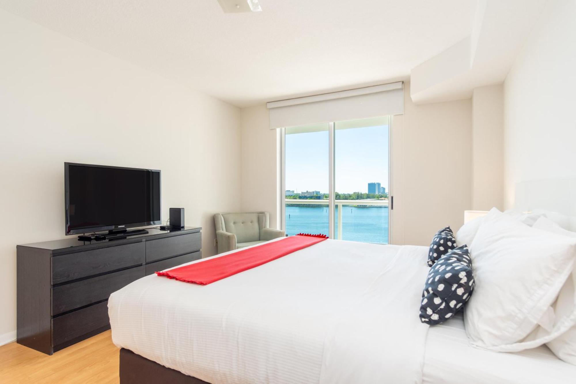 Golden Bay 77 * Miami Beach