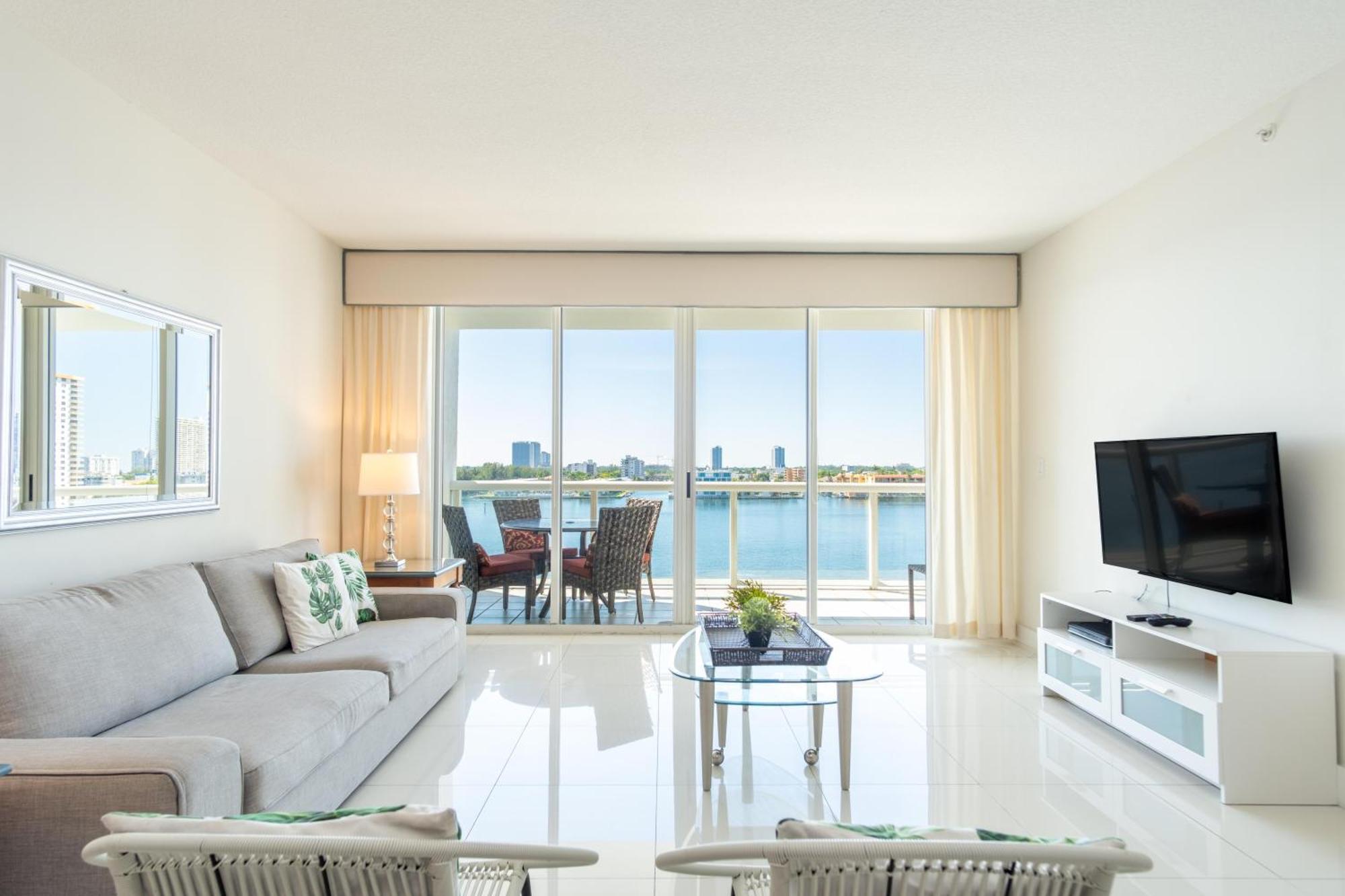 Golden Bay 77 * Miami Beach