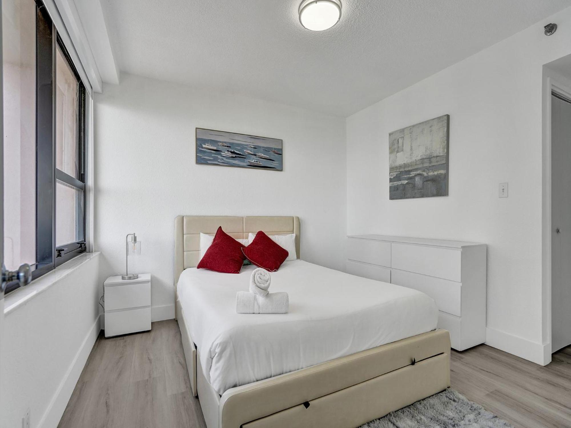 Ocean View Spacious Service 907 Miami Beach