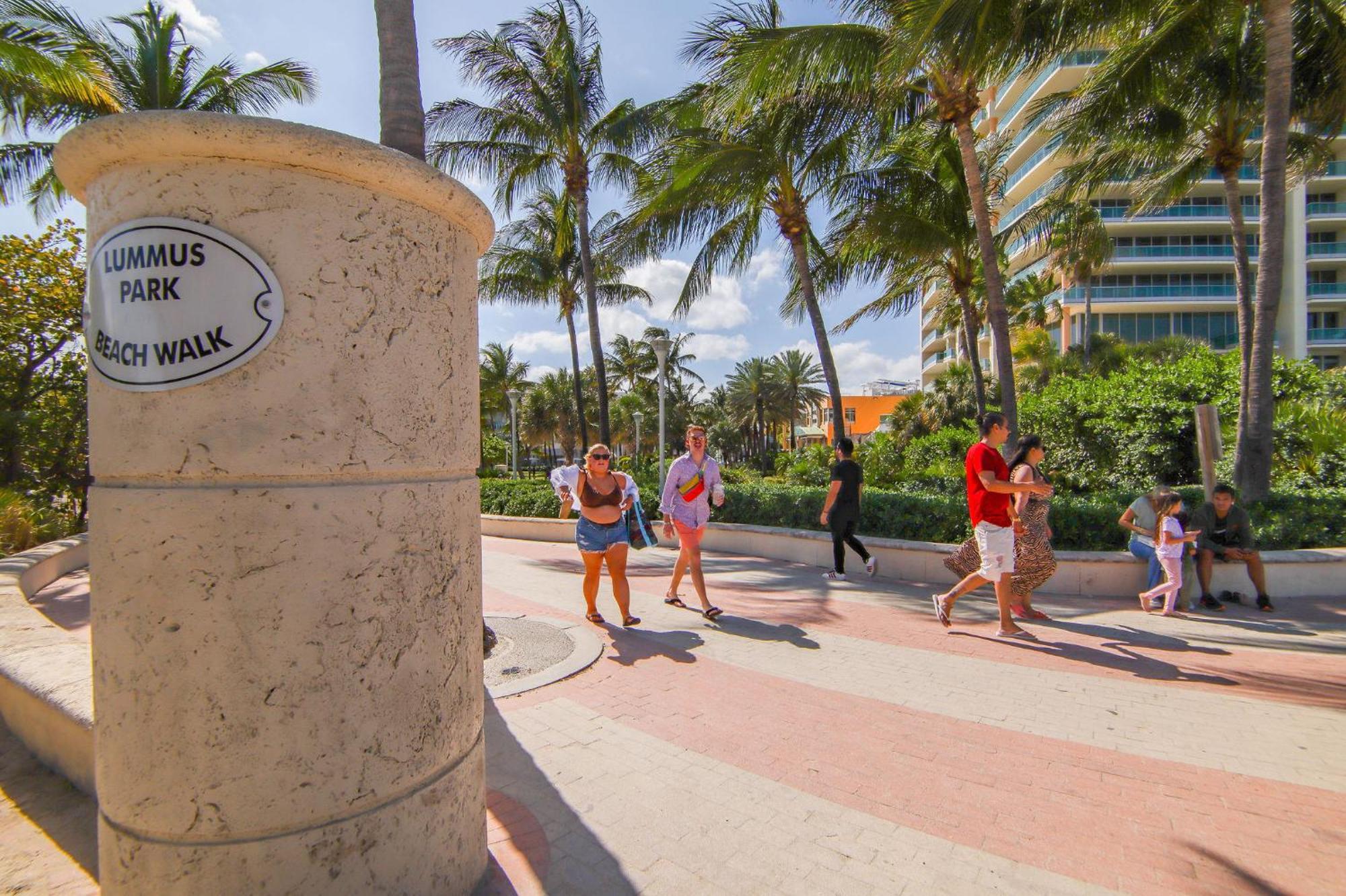Steps 2 Beach, Prime Ocean Dr W/2 Queen Beds Apartment