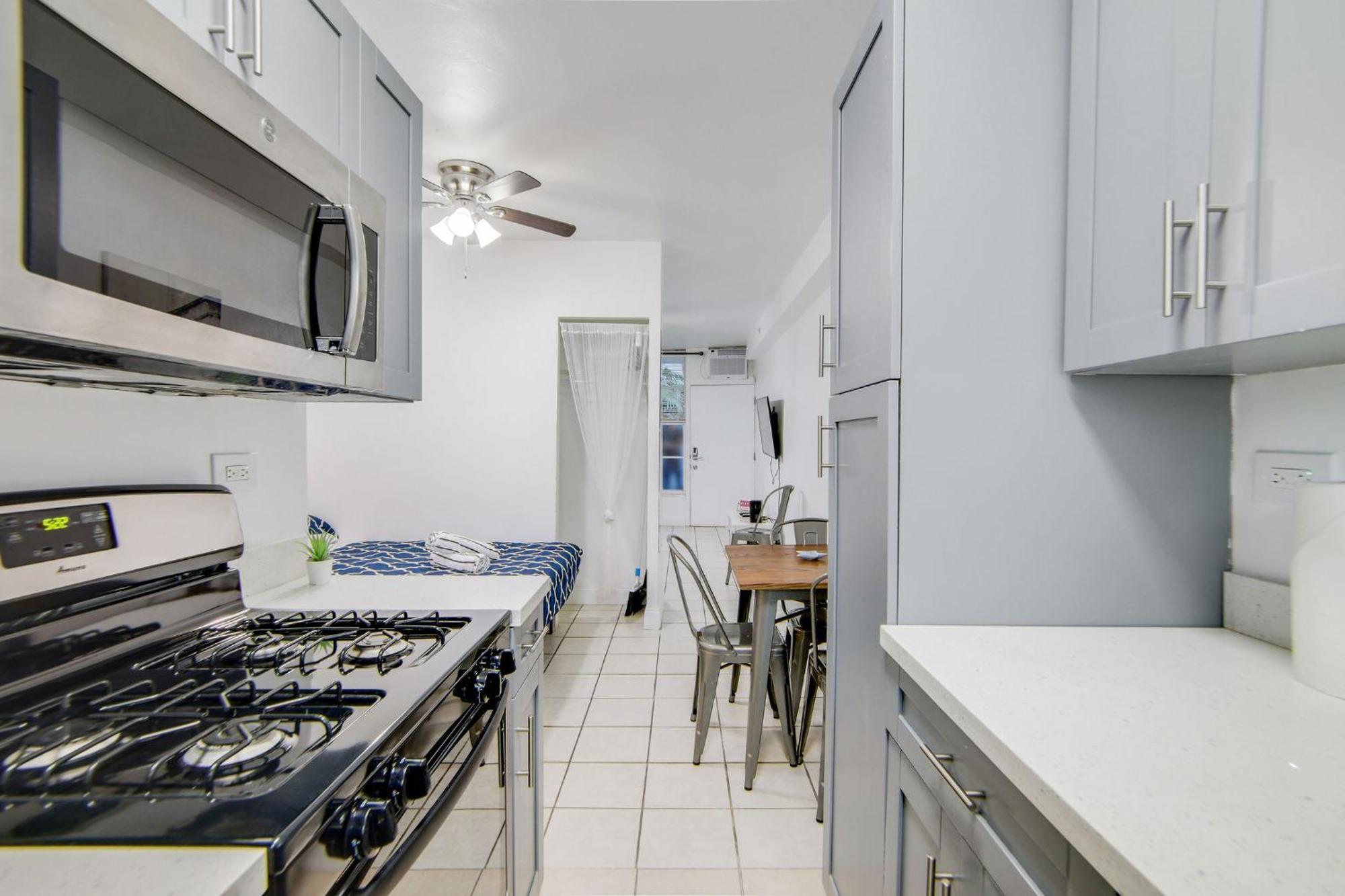 Steps 2 Beach, Prime Ocean Dr W/2 Queen Beds * Miami Beach