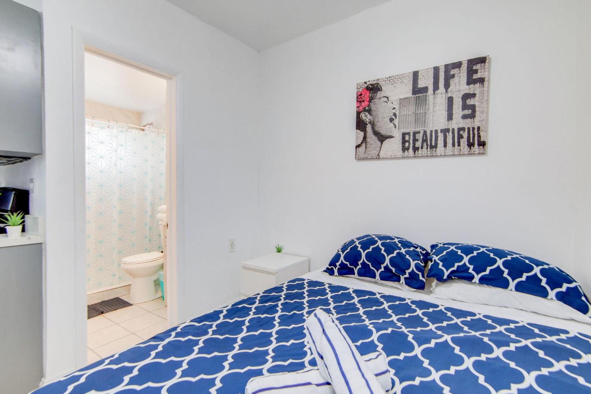 Steps 2 Beach, Prime Ocean Dr W/2 Queen Beds Apartment