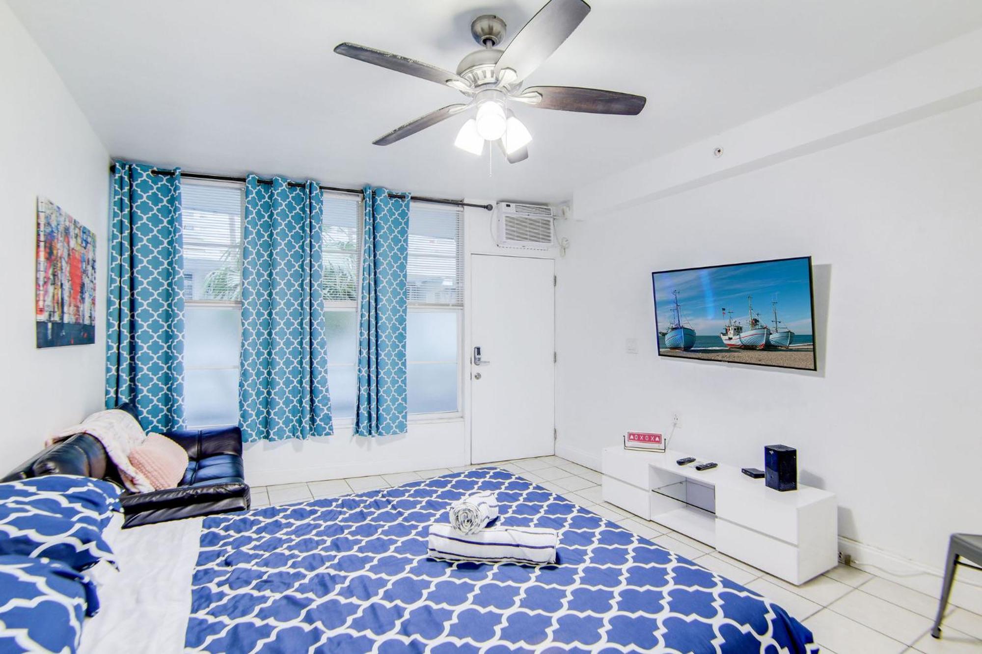 Steps 2 Beach, Prime Ocean Dr W/2 Queen Beds Apartment