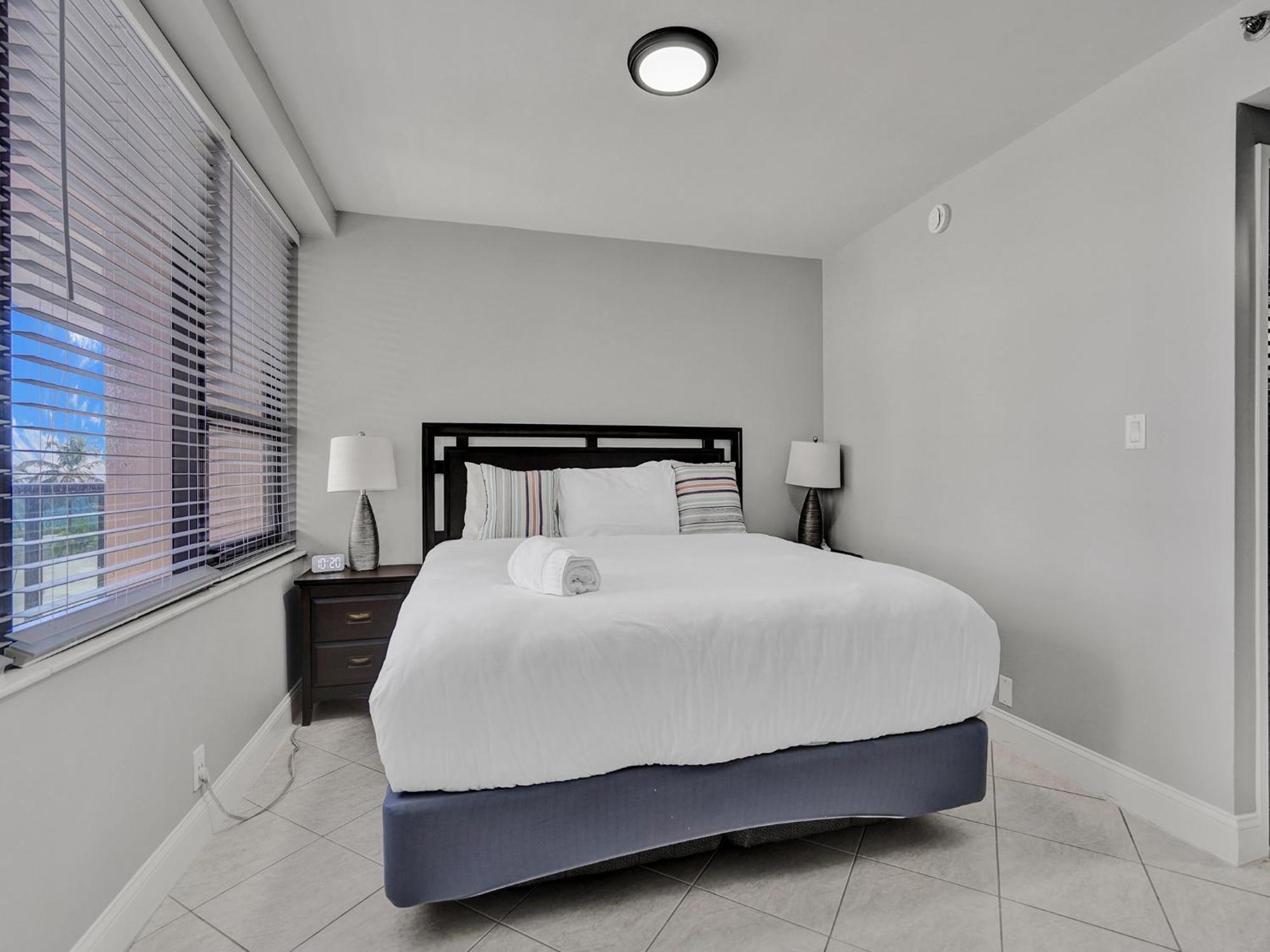 Cozy Beachfront 2 Bedroom Service 406